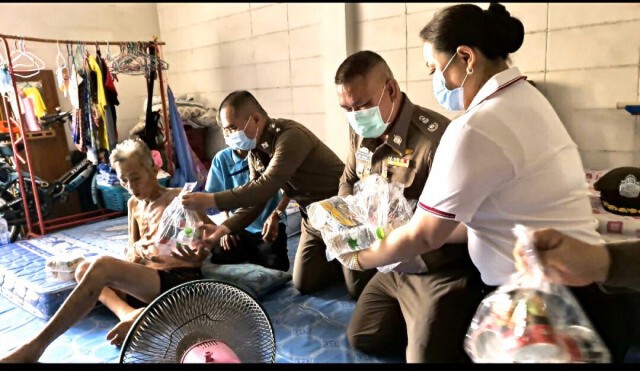 ผู้การปทุมจับมือ อสม.แจกข้าวกล่องโครงการรับอาหารฟรี