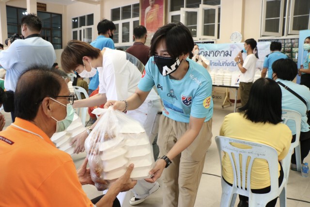สองแข้ง"ชบาแก้ว"ควง"กัปตัน"ชลธร ช่วยครัวมาดาม แจกข้าวชาวกรุง