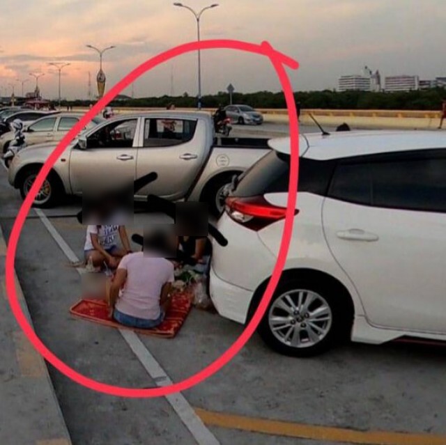 ชาวเน็ตโพสต์จวก! 3 สาวสุดมักง่าย กินเสร็จขับรถออกหน้าตาเฉย ทิ้งขยะไว้ดูต่างหน้า