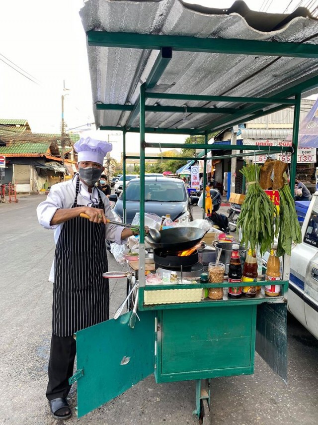ชีวิตต้องสู้! เชฟโรงแรมดัง เจ้านายขอให้ออก ตกงานมา 2 เดือน เปิดร้านรถเข็นขายอาหารข้างถนน