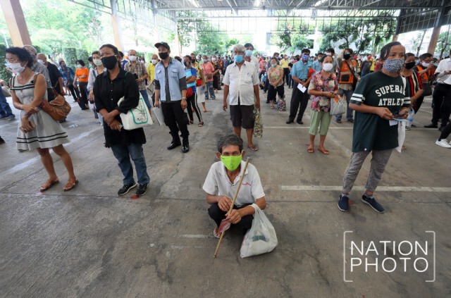 ภาพ บรรยากาศ ปชช. มายื่นทบทวนสิทธิ์การจ่ายเงินเยียวยา 5,000 บาท