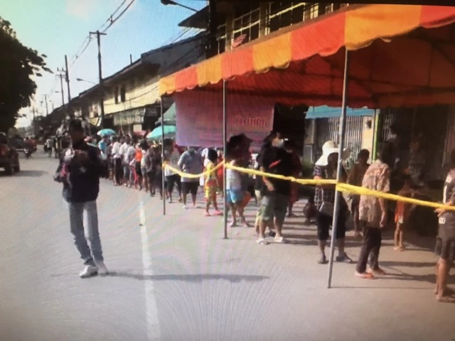 หดหู่!เด็กหญิง10ขวบเข้าคิวรอรับอาหารกล่องให้แม่-พี่ชายพิการ