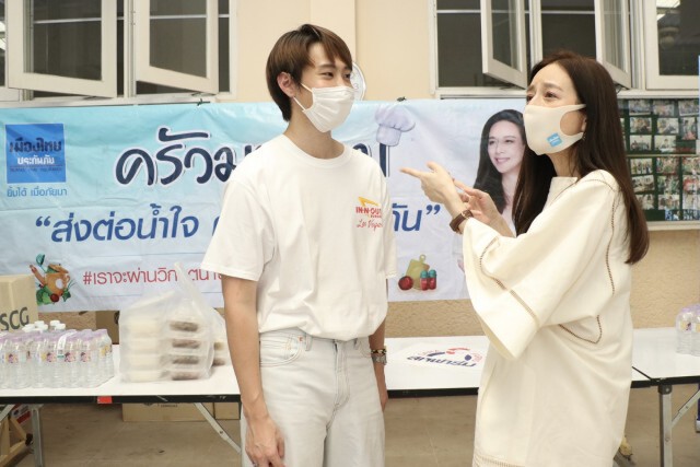 สองแข้ง"ชบาแก้ว"ควง"กัปตัน"ชลธร ช่วยครัวมาดาม แจกข้าวชาวกรุง