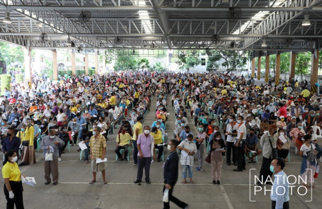 ภาพ บรรยากาศ ปชช. มายื่นทบทวนสิทธิ์การจ่ายเงินเยียวยา 5,000 บาท
