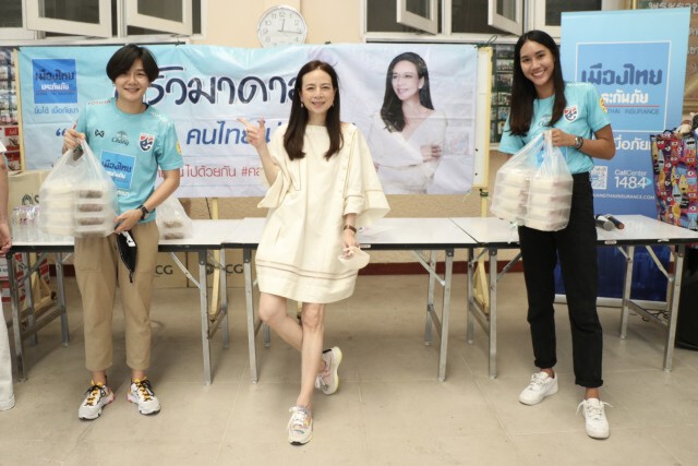 สองแข้ง"ชบาแก้ว"ควง"กัปตัน"ชลธร ช่วยครัวมาดาม แจกข้าวชาวกรุง