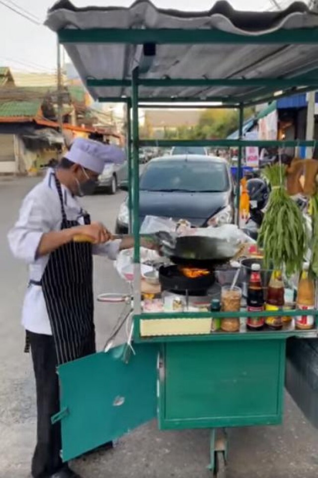 ชีวิตต้องสู้! เชฟโรงแรมดัง เจ้านายขอให้ออก ตกงานมา 2 เดือน เปิดร้านรถเข็นขายอาหารข้างถนน