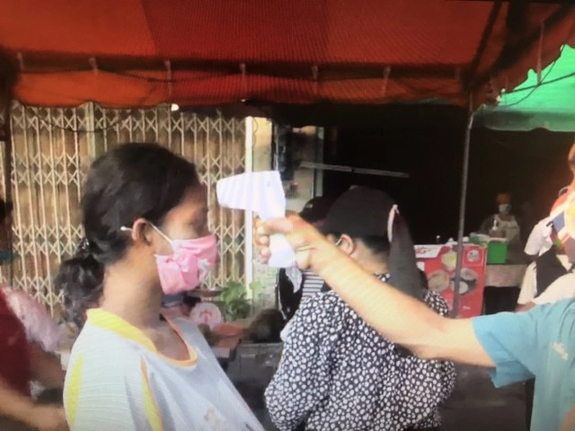 หดหู่!เด็กหญิง10ขวบเข้าคิวรอรับอาหารกล่องให้แม่-พี่ชายพิการ