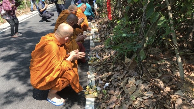 แฟนคลับทำพิธีสูตรถอนวิญญาณ"พี่เตี้ย" หมาดัง มช.
