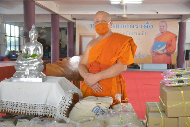 คณะสงฆ์บางระจัน เจริญจิตภาวนา บริจาคข้าวสาร 800 ถุง