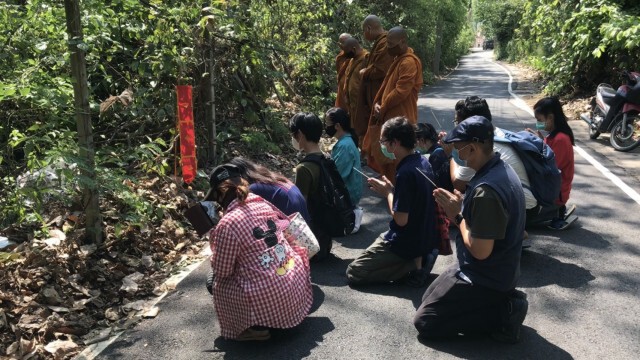แฟนคลับทำพิธีสูตรถอนวิญญาณ"พี่เตี้ย" หมาดัง มช.