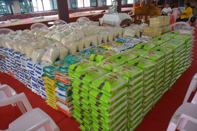 คณะสงฆ์บางระจัน เจริญจิตภาวนา บริจาคข้าวสาร 800 ถุง