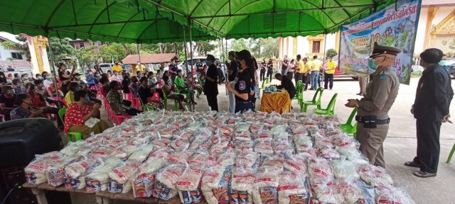"ครูแก้ว" ลงพื้นที่นครพนม แจกถุงยังชีพให้ชาวบ้าน 3 พันชุด