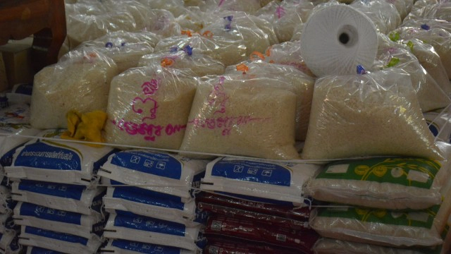 คณะสงฆ์บางระจัน เจริญจิตภาวนา บริจาคข้าวสาร 800 ถุง