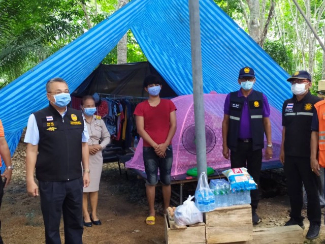 สุดยอด!! พ่อสร้างขนำกลางสวนยาง ให้ลูกกลับจากภูเก็ตกักตัว