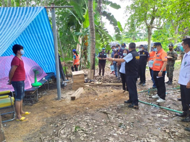 สุดยอด!! พ่อสร้างขนำกลางสวนยาง ให้ลูกกลับจากภูเก็ตกักตัว