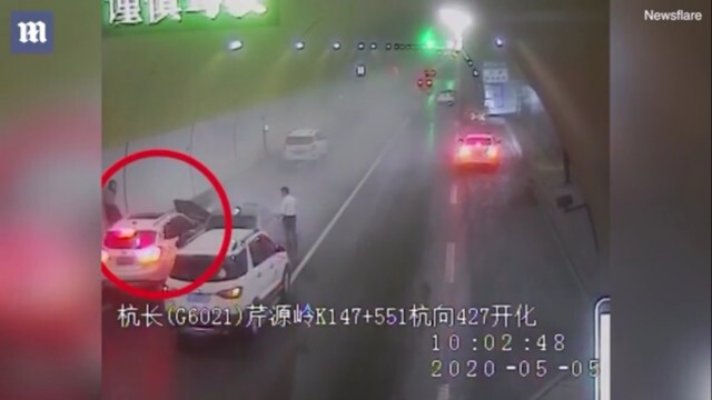 นาทีเฉียดตาย! หวิดถูกรถชน 2 รอบในอุโมงค์
