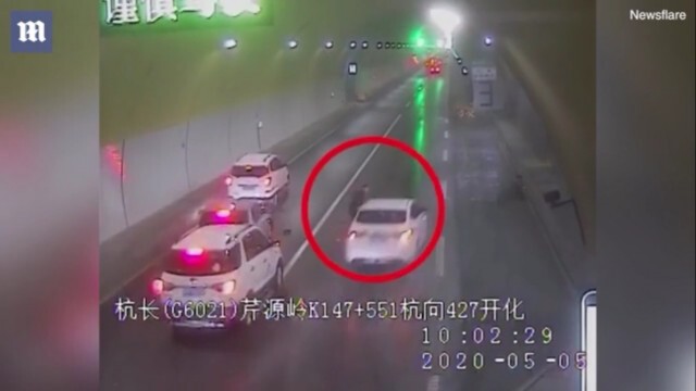นาทีเฉียดตาย! หวิดถูกรถชน 2 รอบในอุโมงค์