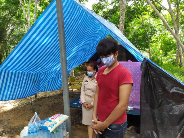 สุดยอด!! พ่อสร้างขนำกลางสวนยาง ให้ลูกกลับจากภูเก็ตกักตัว