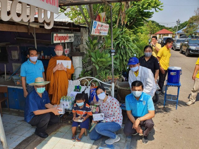 "ส.ส.กุลวดี" นั่งพ่วงข้าง แจกถุงยังชีพ