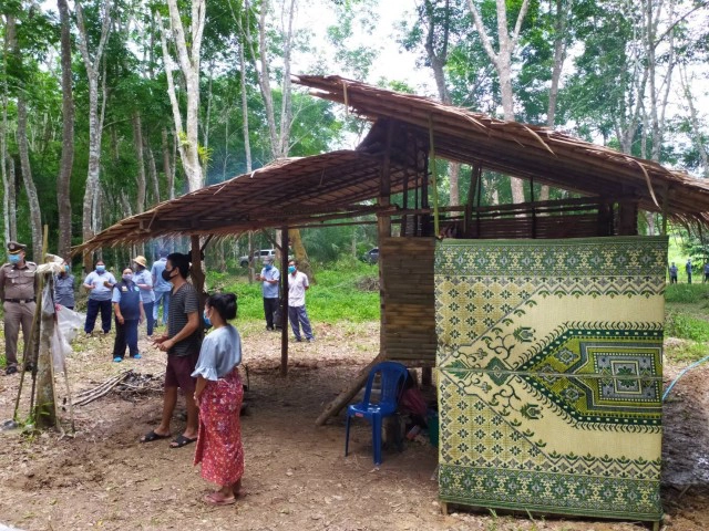 สุดยอด!! พ่อสร้างขนำกลางสวนยาง ให้ลูกกลับจากภูเก็ตกักตัว