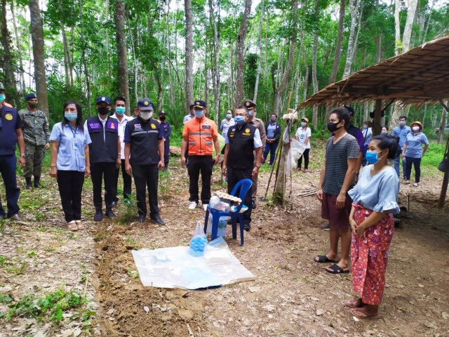 สุดยอด!! พ่อสร้างขนำกลางสวนยาง ให้ลูกกลับจากภูเก็ตกักตัว