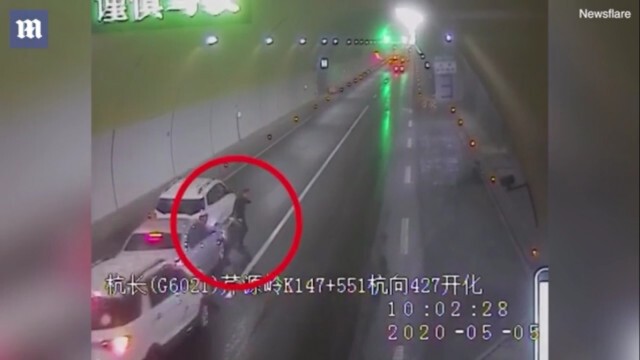 นาทีเฉียดตาย! หวิดถูกรถชน 2 รอบในอุโมงค์