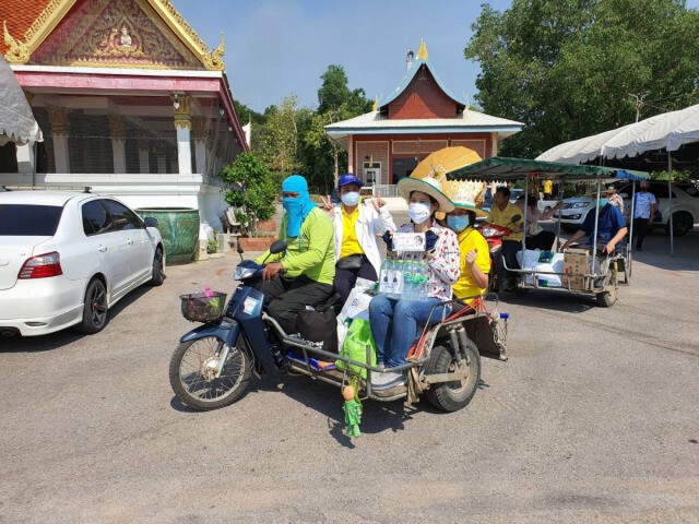 "ส.ส.กุลวดี" นั่งพ่วงข้าง แจกถุงยังชีพ