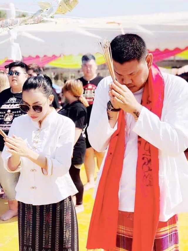 ชาวร้อยเอ็ด ปลื้ม อาจารย์บอย ลงพื้นที่แจกถุงยังชีพ