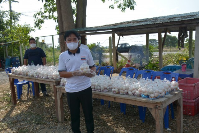 แบ่งปัน!! สละเงินเดือนทั้งหมดซื้อไข่แจกชาวบ้าน