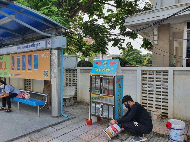 อยุธยาไม่สิ้นคนดี!! วัยรุ่นตั้งตู้แบ่งปันช่วยเหลือช่วงวิกฤติโควิด