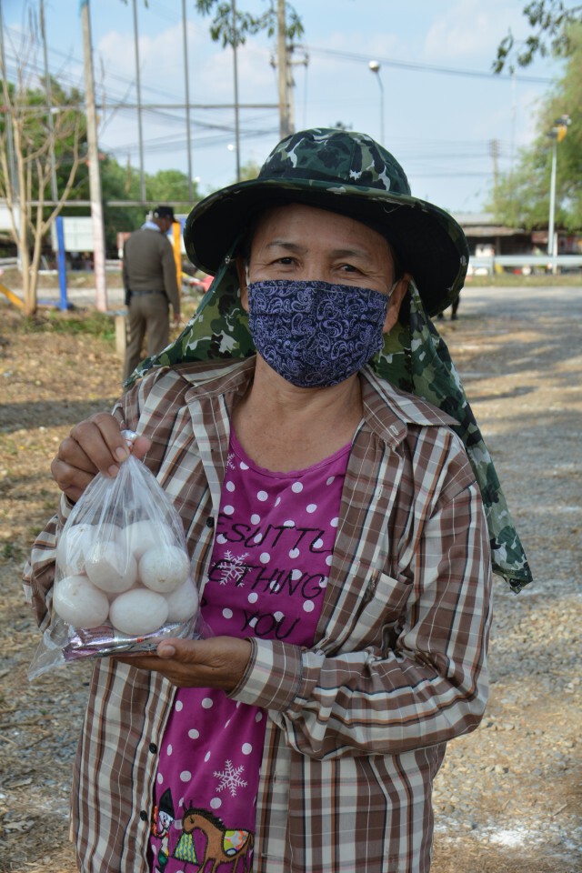 แบ่งปัน!! สละเงินเดือนทั้งหมดซื้อไข่แจกชาวบ้าน