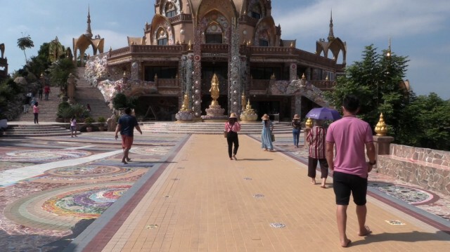 เปิดแล้ว!! วัดพระธาตุผาซ่อนแก้ว วันแรก นทท.คึกคัก