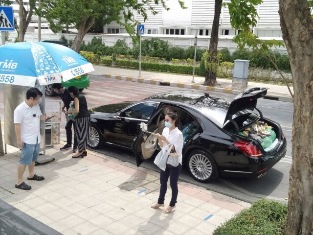 รร.เสธ.ทบ. ตั้ง "ตู้เติมใจให้กัน" เชิญ ปชช. หยิบอาหารฟรี