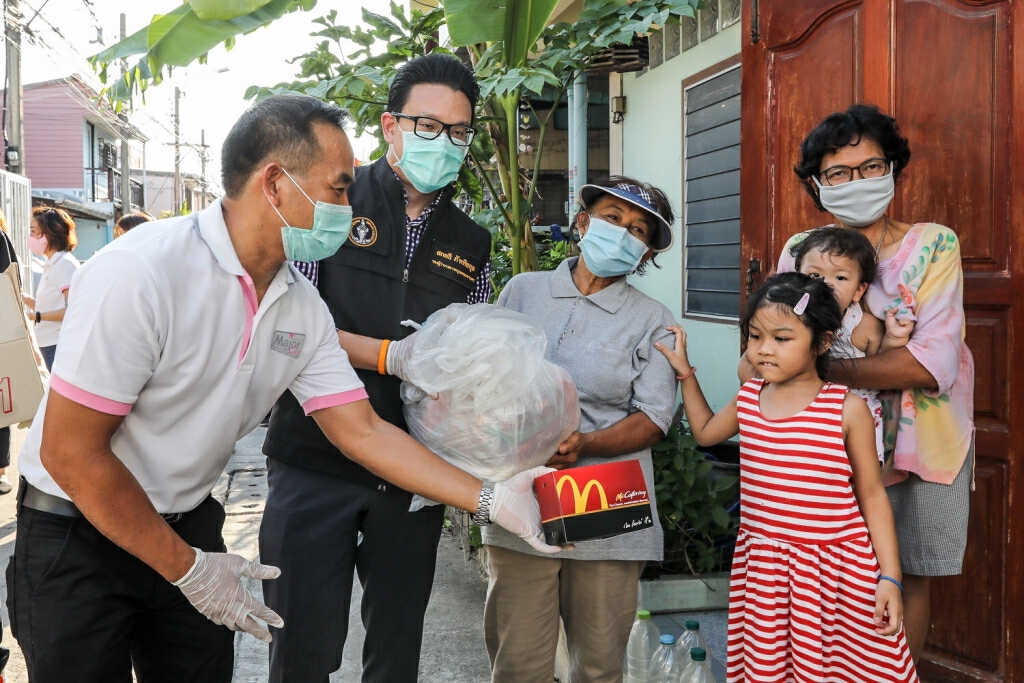 มูลนิธิเมเจอร์ แคร์-แมคไทย แจกถุงยังชีพชุมชนย่านหลักสี่