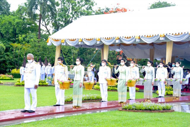 พิธีหว่านเมล็ดพันธุ์ข้าวในแปลงนาสาธิต สวนจิตรลดา