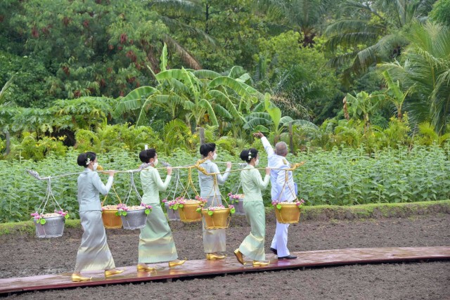 พิธีหว่านเมล็ดพันธุ์ข้าวในแปลงนาสาธิต สวนจิตรลดา
