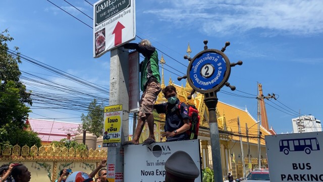 ลุงเครียด!!ซดเหล้าเมาปีนเสาไฟฟ้าประท้วงชวดเงินเยียวยา5,000