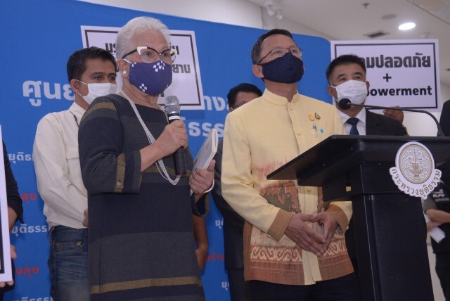 "สมศักดิ์" รับหนังสือมูลนิธิเด็ก เร่งช่วยเด็กถูกขืนใจ