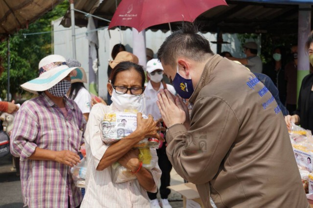 ลุยต่อ! "สามารถ"นำ ส.ส.พลังประชารัฐ ลงพื้นที่ชุมชนริมทางรถไฟ