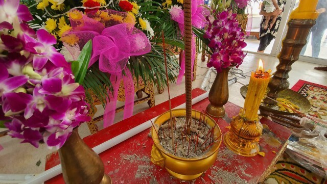 ขอขมาศพแบบไหน? ลูกคาใจ พ่อแม่ค้าขนมจีบ "ปักธูปกลับหัว"!!