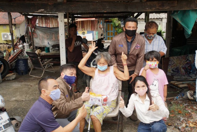 ลุยต่อ! "สามารถ"นำ ส.ส.พลังประชารัฐ ลงพื้นที่ชุมชนริมทางรถไฟ
