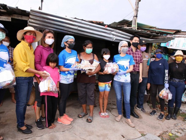 ผช.รมต.วัฒนธรรมลงแจกถุงยังชีพแก่ชุมชน100ครัวเรือน