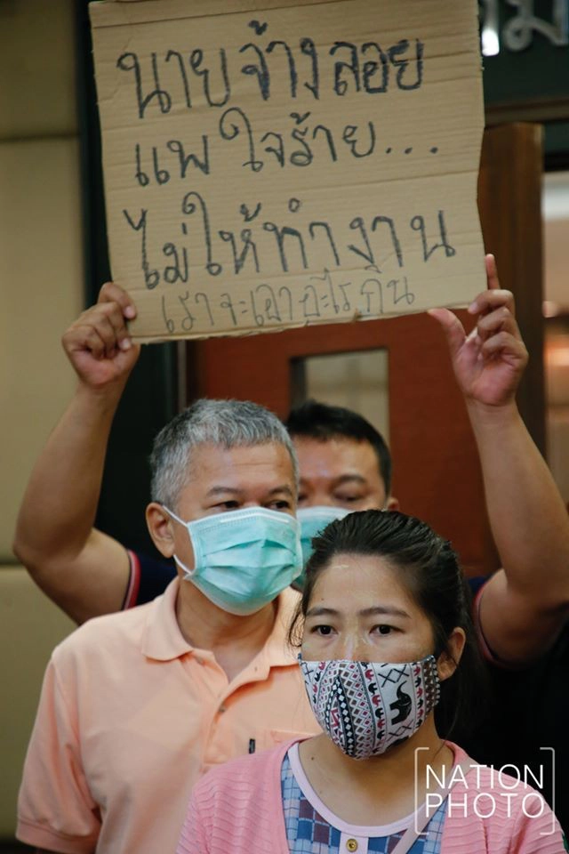 หิ้วปิ่นโตบุกกระทรวง "กินข้าวคลุกน้ำปลา" ขอความเป็นธรรม กรณีลูกจ้าง 180 ชีวิต ถูกลอยแพ