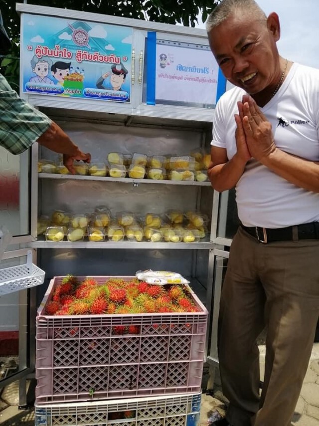 ฮือฮา! ‘ตู้ทุเรียนปันสุข’ 5 นาที หายวับไปกับตา!!