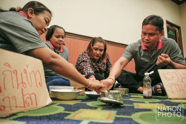 หิ้วปิ่นโตบุกกระทรวง "กินข้าวคลุกน้ำปลา" ขอความเป็นธรรม กรณีลูกจ้าง 180 ชีวิต ถูกลอยแพ