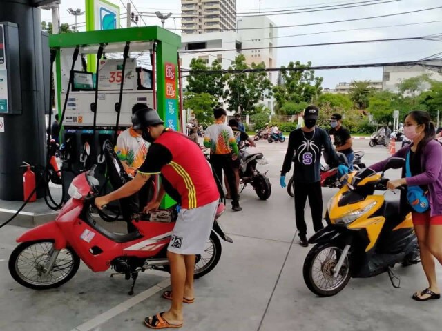 ฝรั่งน้ำใจงาม !! เหมาน้ำมันให้เติมฟรี ช่วยเหลือกันในช่วงวิกฤติ "โควิด-19"