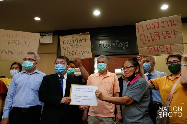 หิ้วปิ่นโตบุกกระทรวง "กินข้าวคลุกน้ำปลา" ขอความเป็นธรรม กรณีลูกจ้าง 180 ชีวิต ถูกลอยแพ