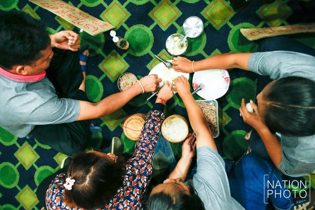 หิ้วปิ่นโตบุกกระทรวง "กินข้าวคลุกน้ำปลา" ขอความเป็นธรรม กรณีลูกจ้าง 180 ชีวิต ถูกลอยแพ