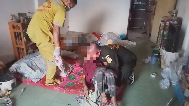 สุดเวทนา! แม่เฒ่าตาบอด นอนติดเตียงเคียงศพลูก