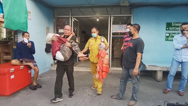 สุดเวทนา! แม่เฒ่าตาบอด นอนติดเตียงเคียงศพลูก